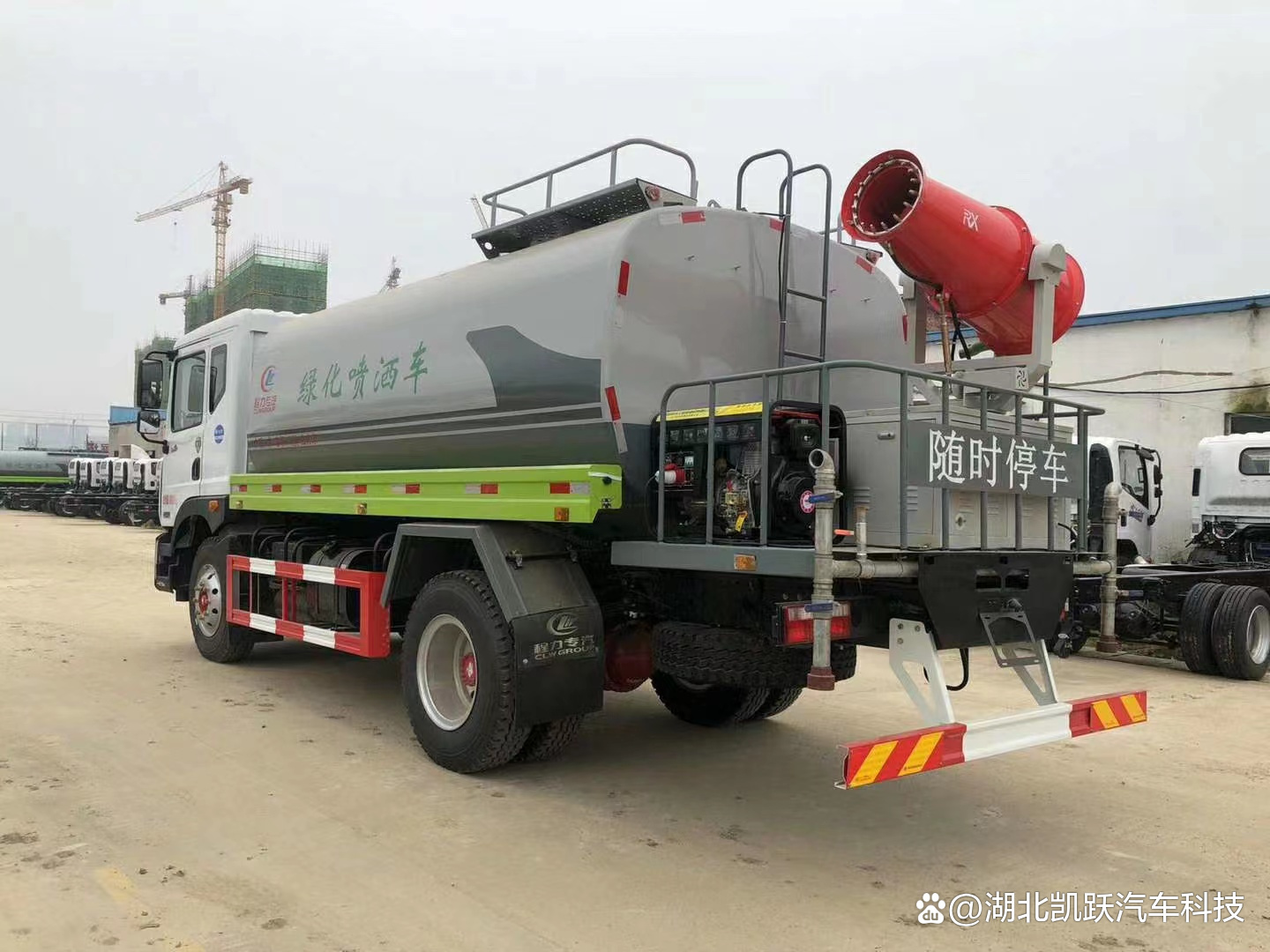 城市脈搏的濕潤音符 環(huán)衛(wèi)灑水車的一天